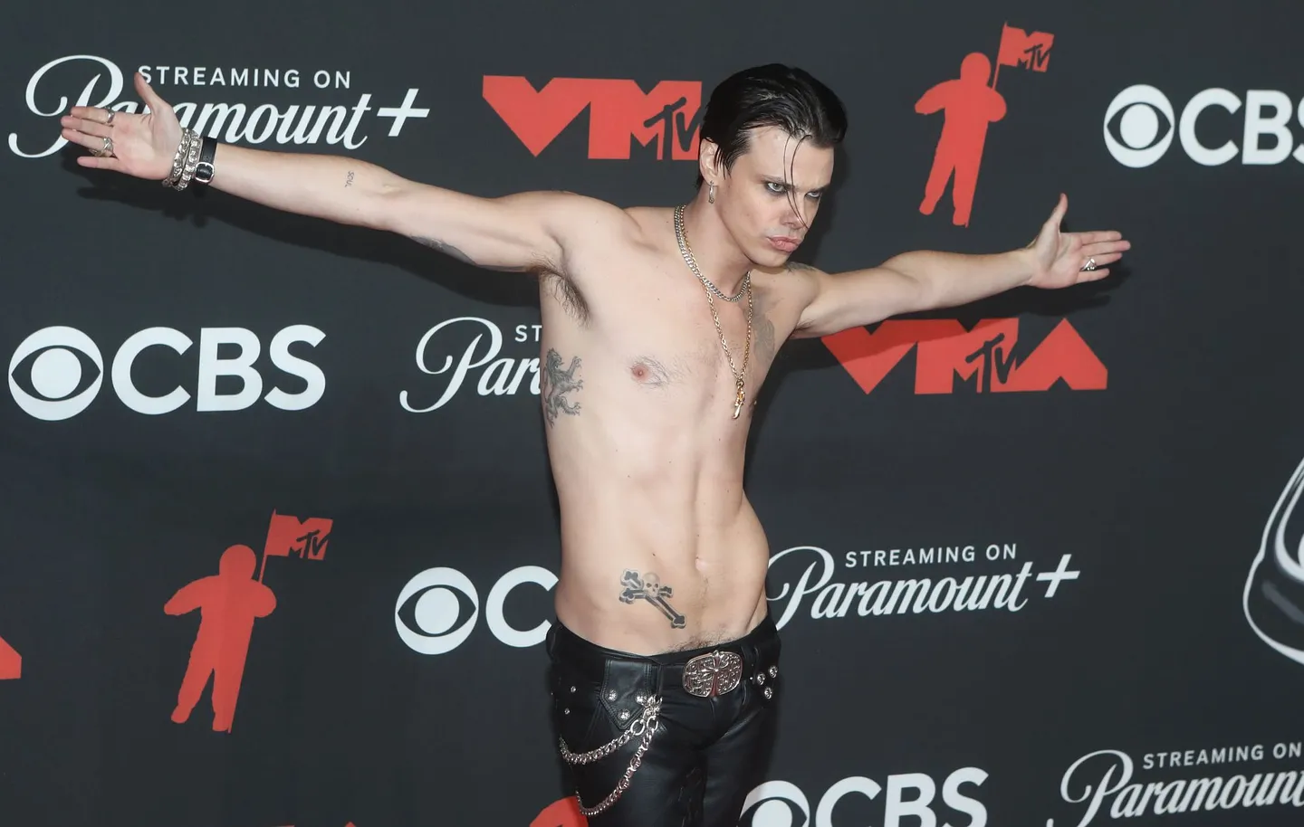 Yungblud надел брюки Игги Попа и ожерелье Оззи на MTV VMA 2025