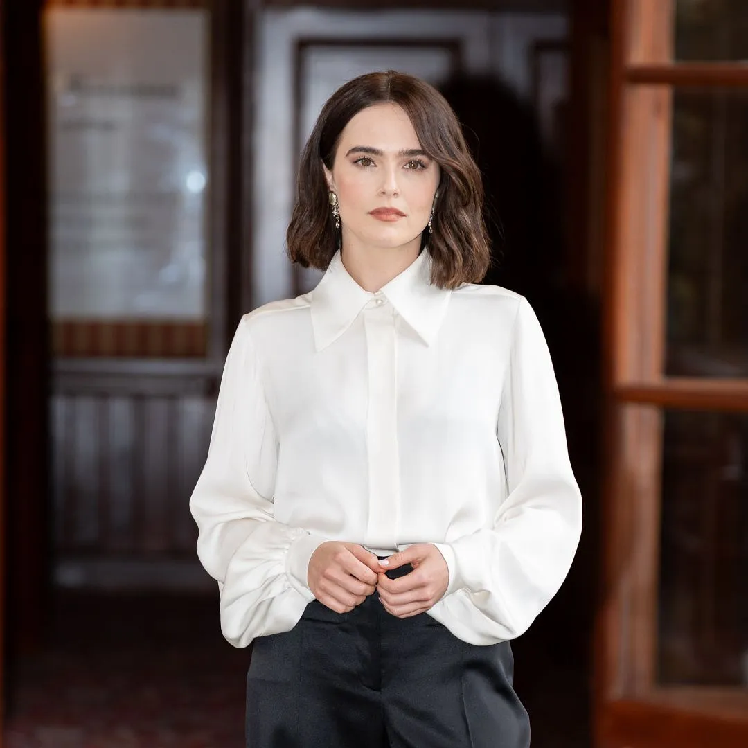 Лоб Zoey Deutch — идеальный акцент к её стильному наряду для путешествий