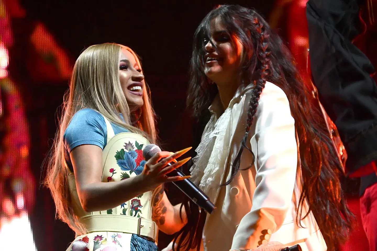 Новый альбом Cardi B: звёздное возвращение и неожиданная поддержка от Селены Гомес