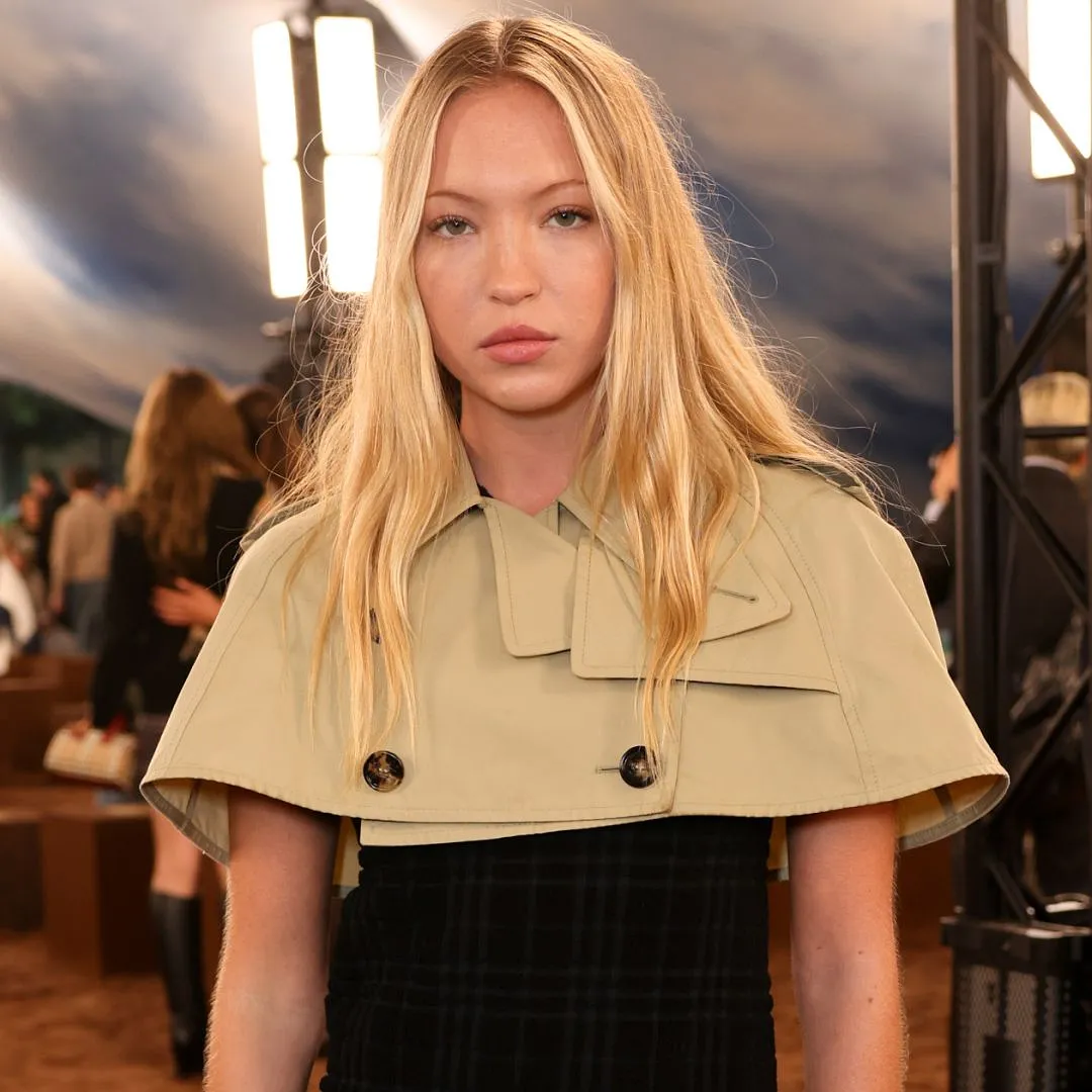 Лила Мосс обрезает классику: новый тренч Burberry на показе в Лондоне