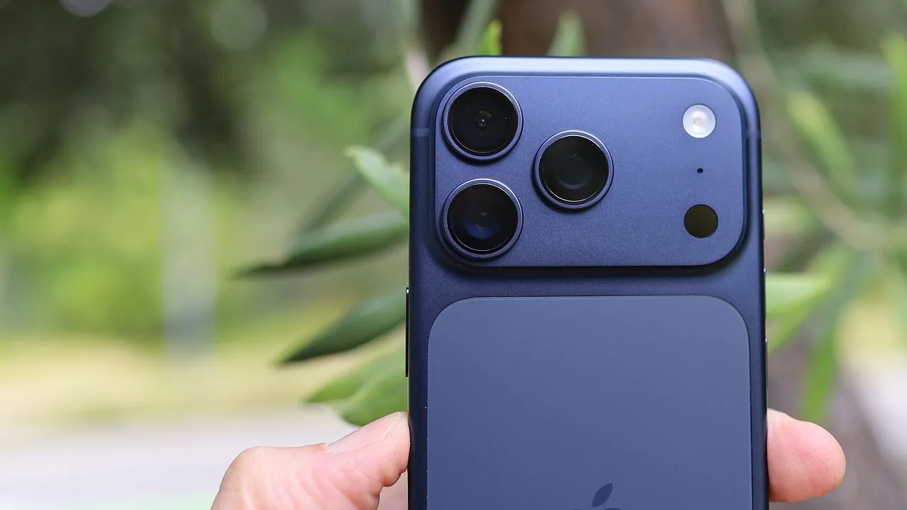 Разборка iPhone 17 Pro: В чём виноват «scratchgate»