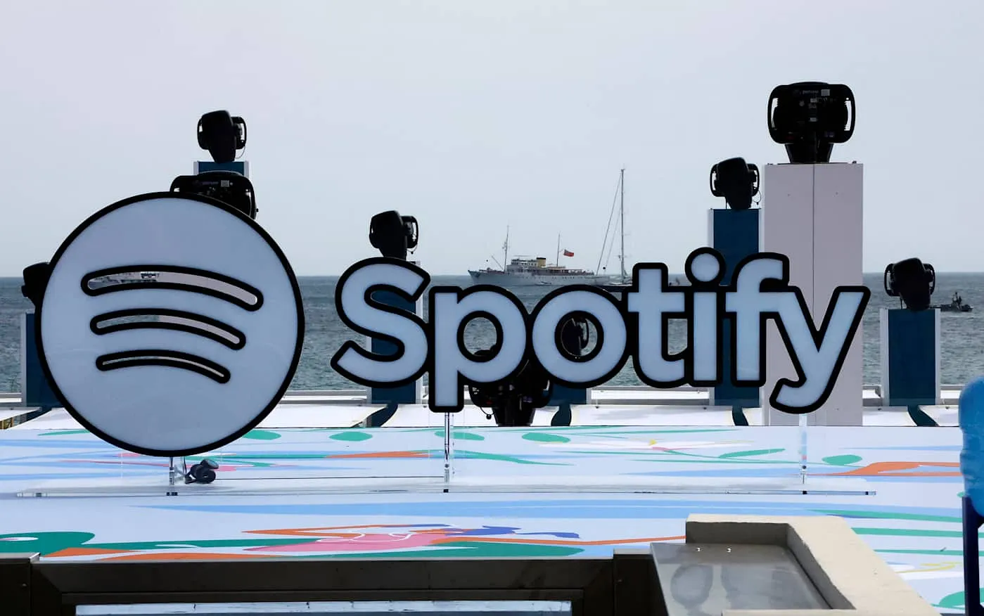 Spotify ужесточает борьбу с AI-музыкой