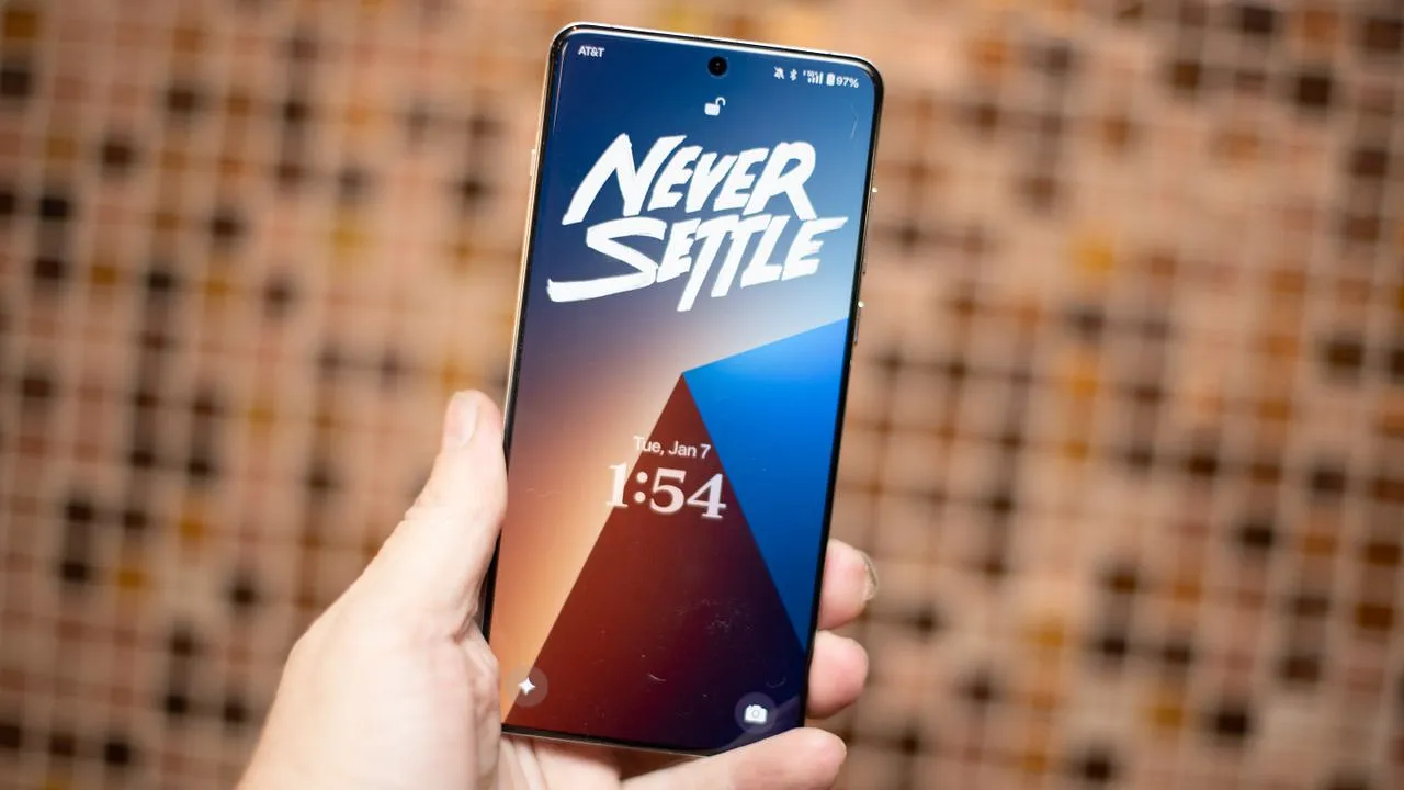 OnePlus 15 превосходит Galaxy S25 Ultra по мощности: новый чип и странности дизайна