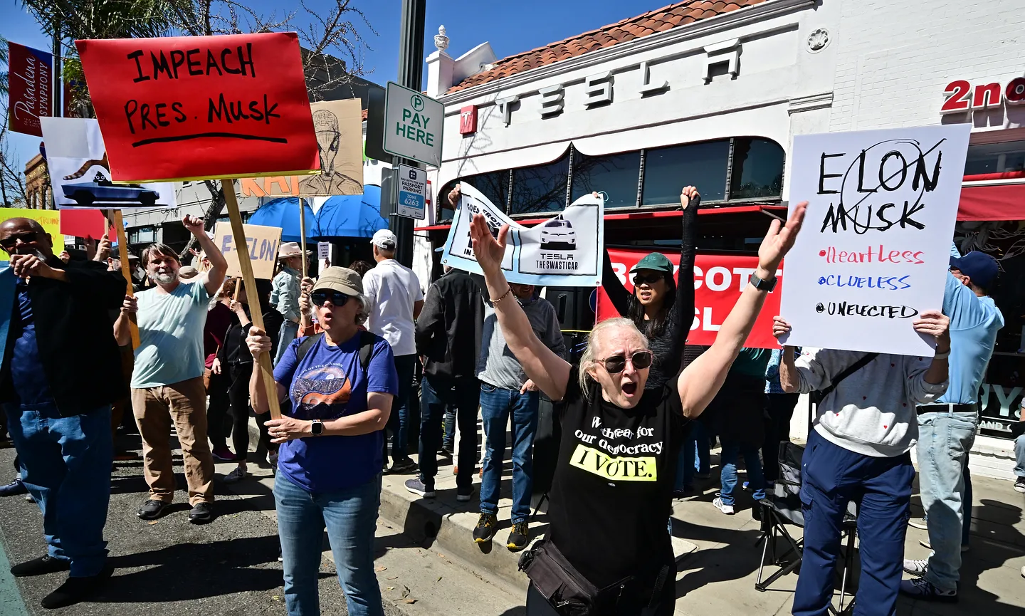 Мировой протест против Tesla: день, когда миллиардеры трясутся от страха