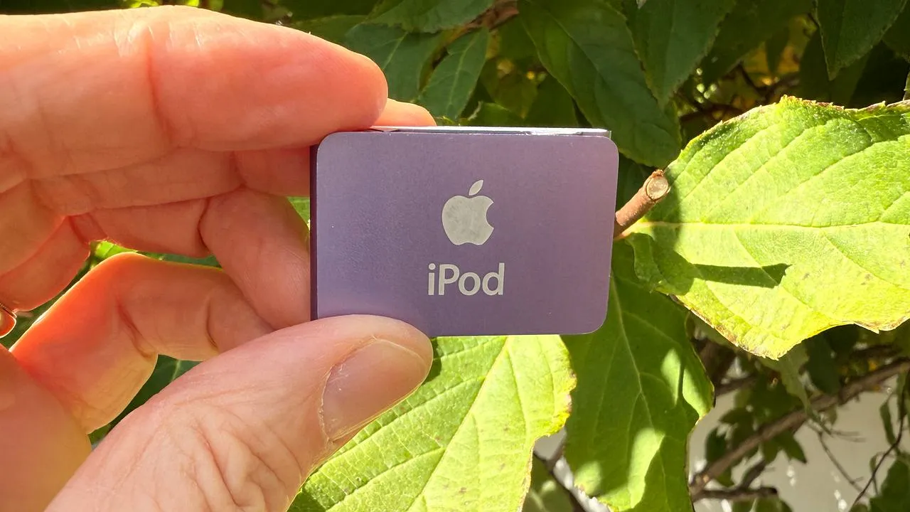 Пора вернуть iPod Shuffle в новой обёртке: без экрана, но по-умному