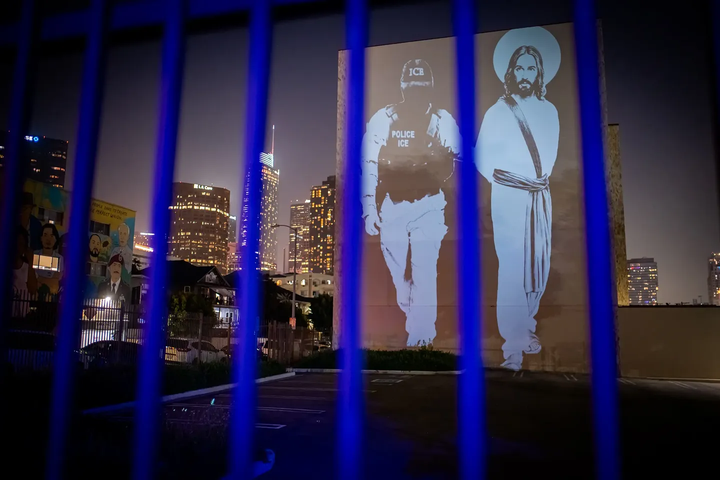 Сатирические проекции Вjaybombs против Трампа