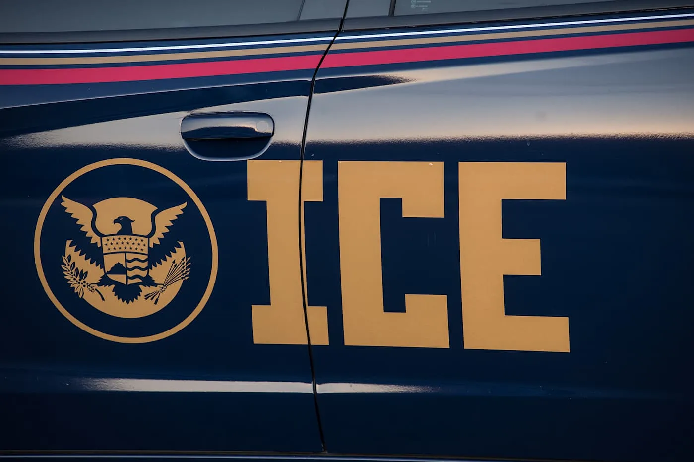 Apple удаляет ICEBlock после требования властей США