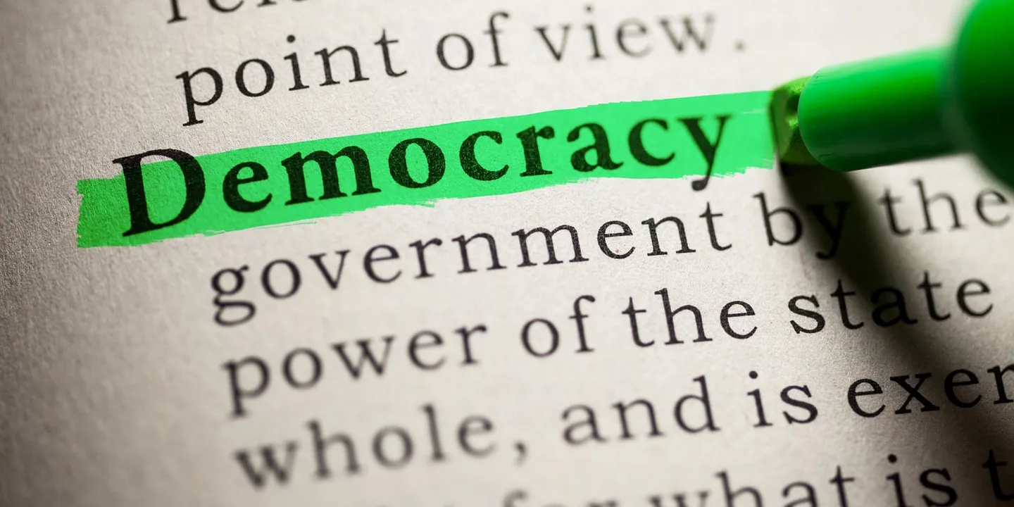 Ученые нашли сильную связь между простым мышлением и антидемократическими взглядами