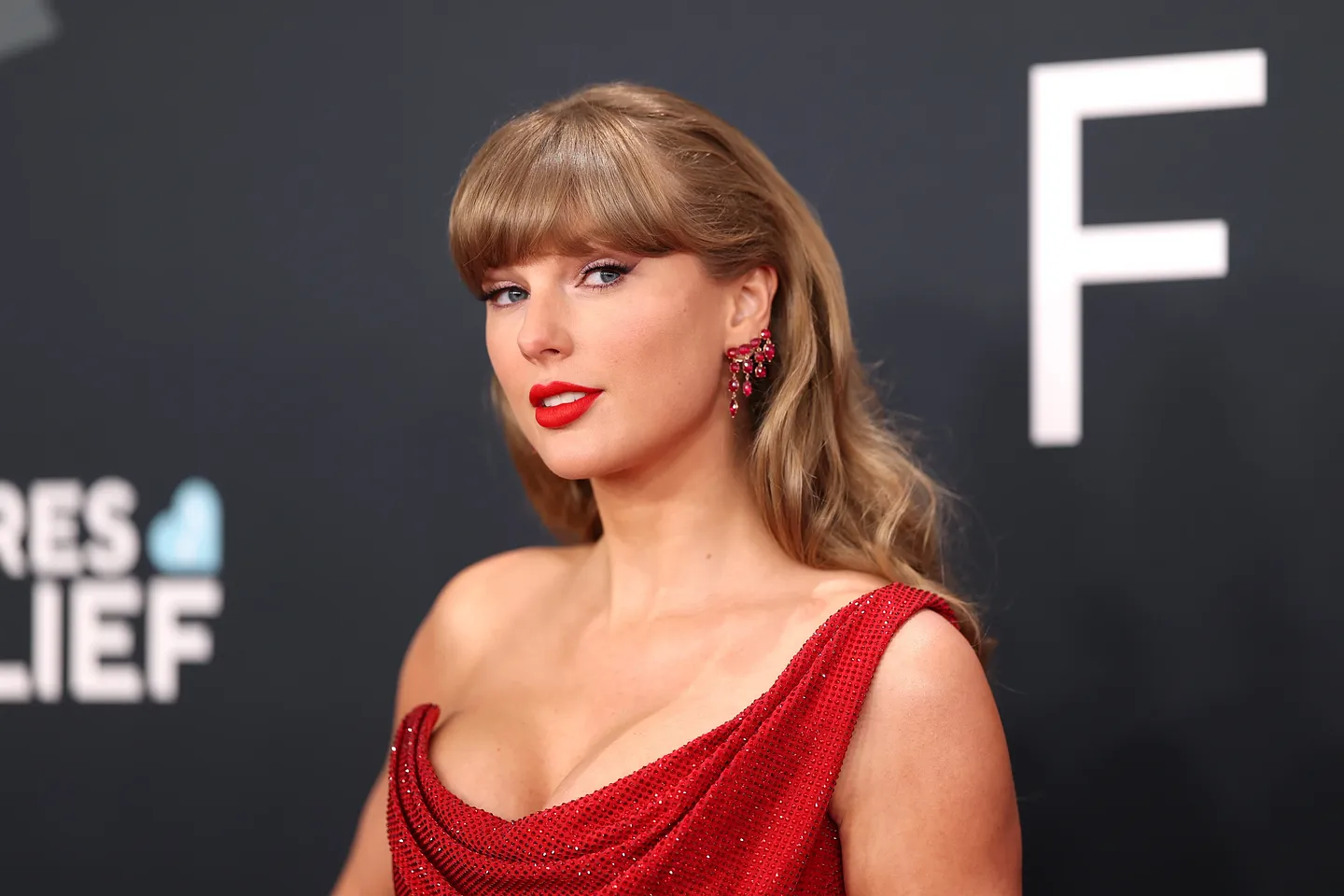 Taylor Swift вновь делит интернет: новый альбом обсуждают все