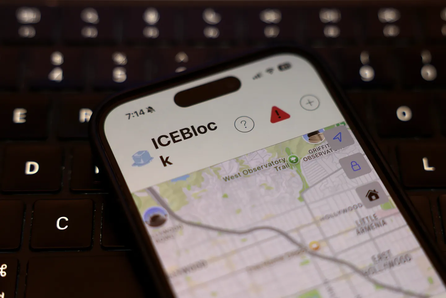 Apple убирает приложения для отслеживания ICE: Почему и кому это нужно?