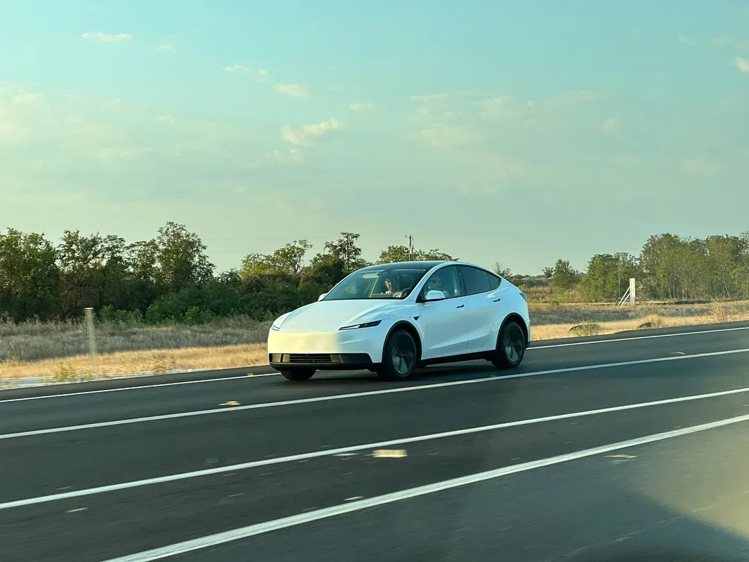 Tesla выпускает более дешевую Model Y — без излишеств