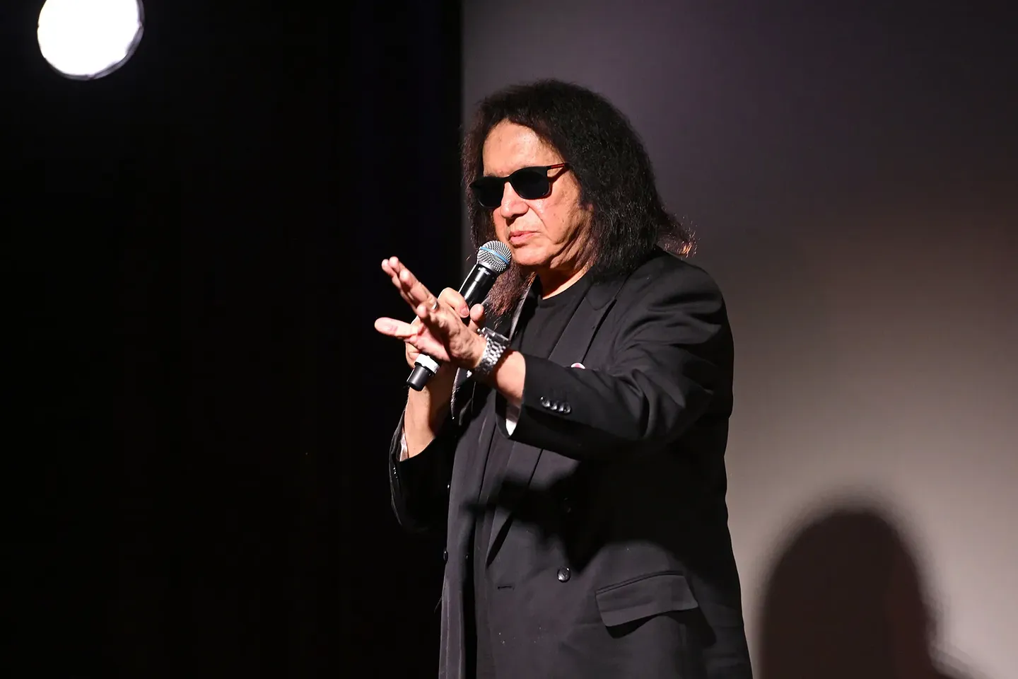Джин Симмонс из KISS попал в аварию, но уже шутит над собой