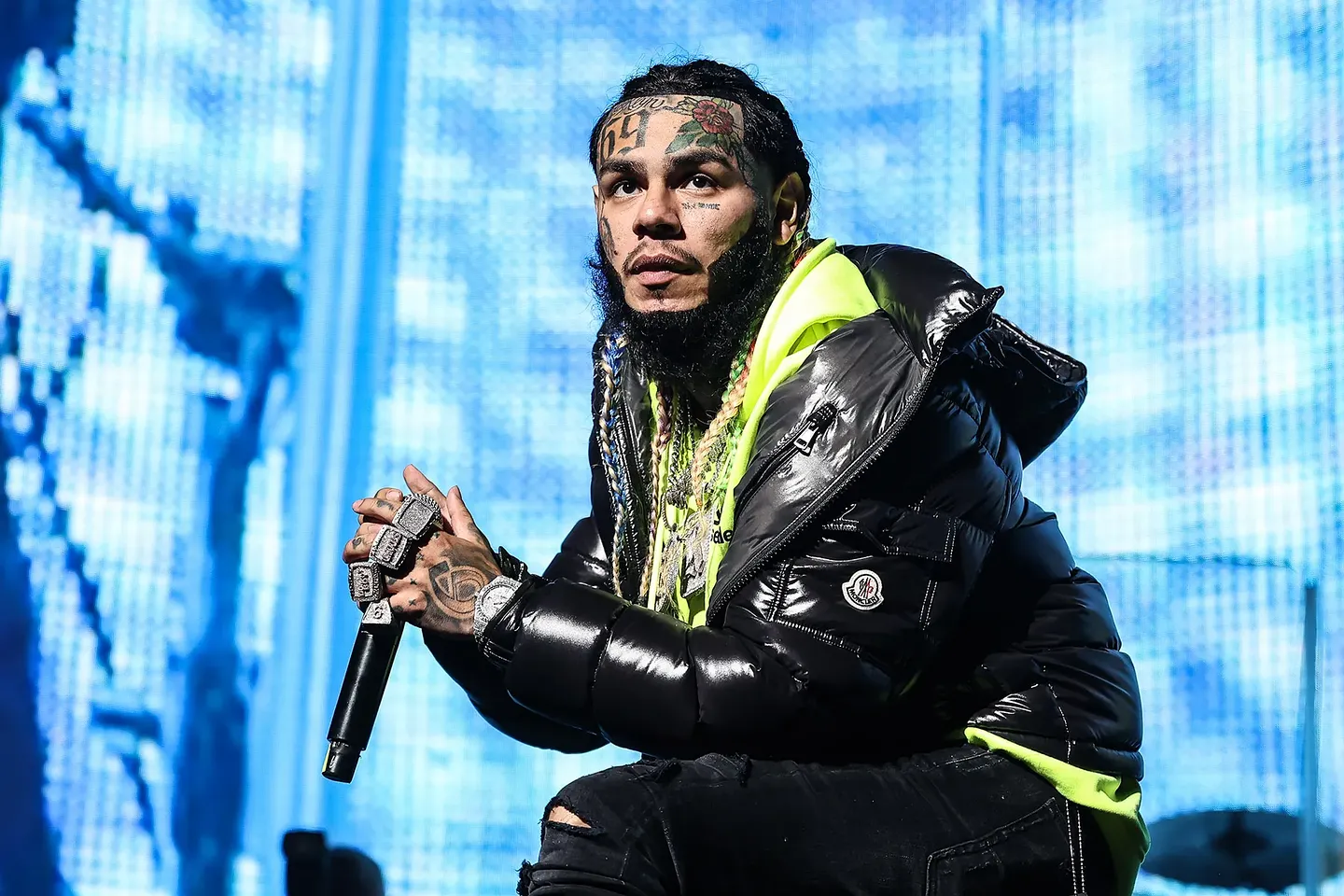 6ix9ine смеётся над Lil Tjay из-за стрельбы в Chipotle в 2022 году