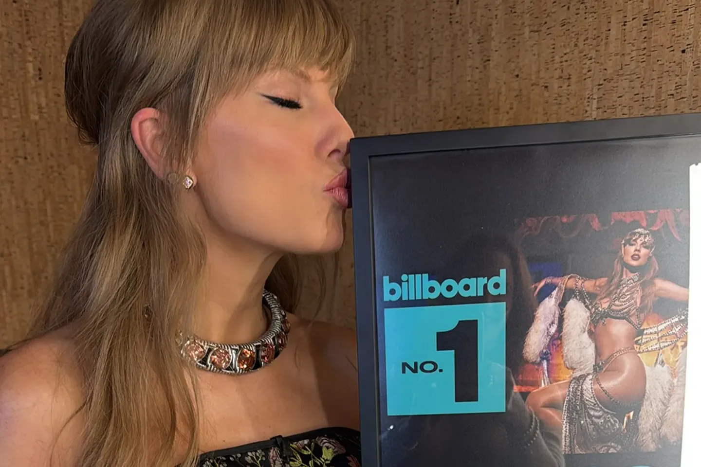 Taylor Swift бьёт все рекорды: альбом 'Showgirl' взорвал чарты Billboard