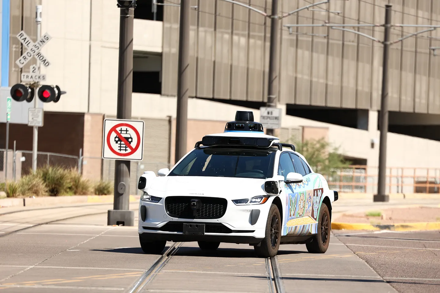 DoorDash начнет использовать роботакси Waymo для доставки в Финиксе