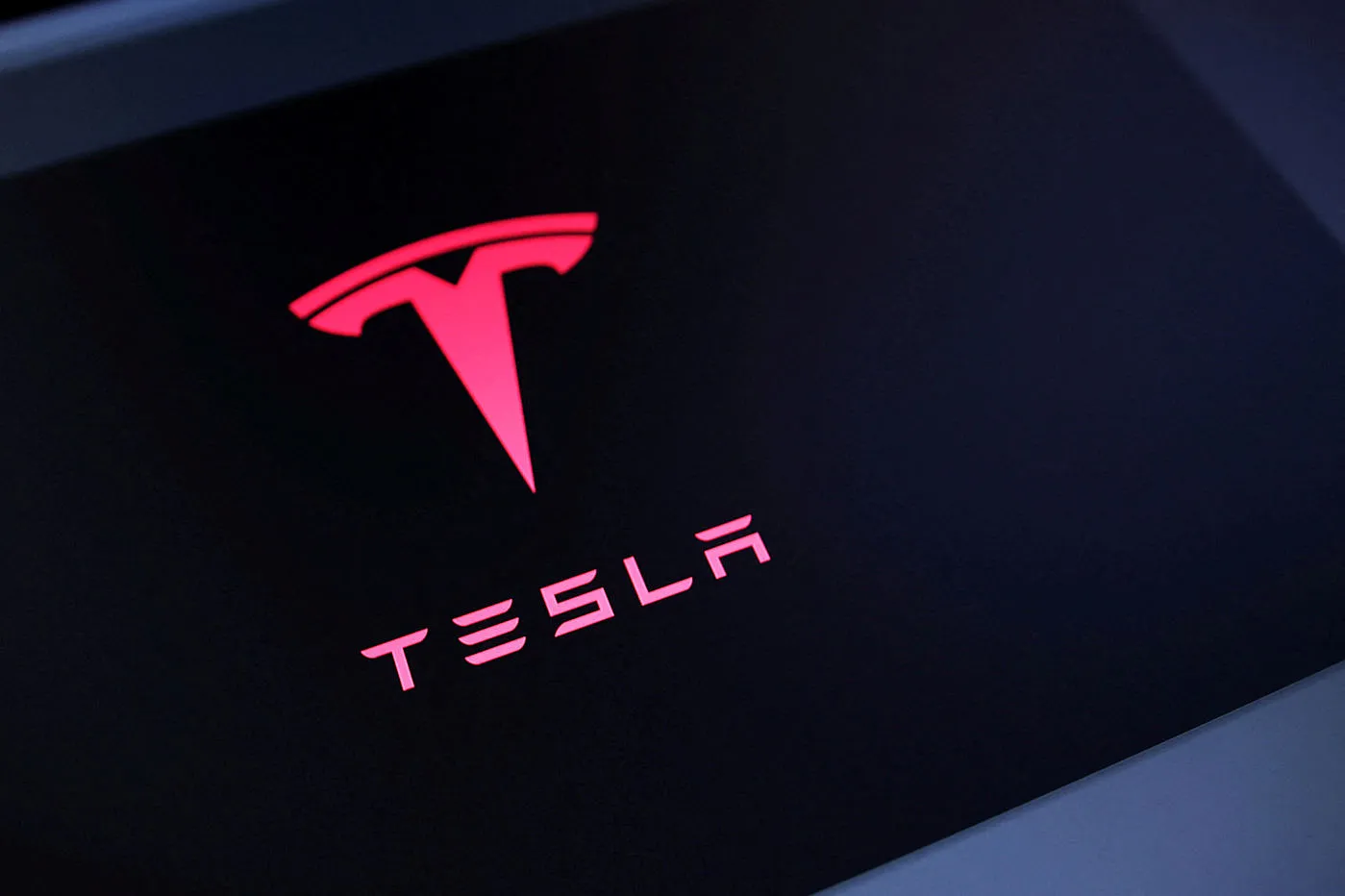 Tesla вновь представила режим 'Mad Max' в системе автопилота