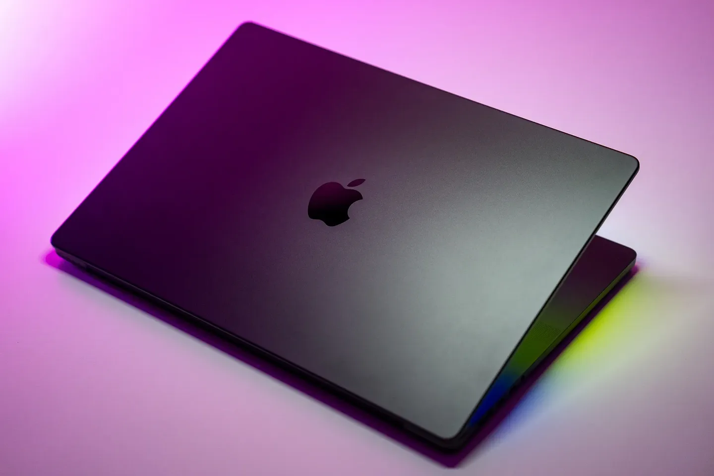 Macbook Pro: c новым лицом и OLED-экранами?