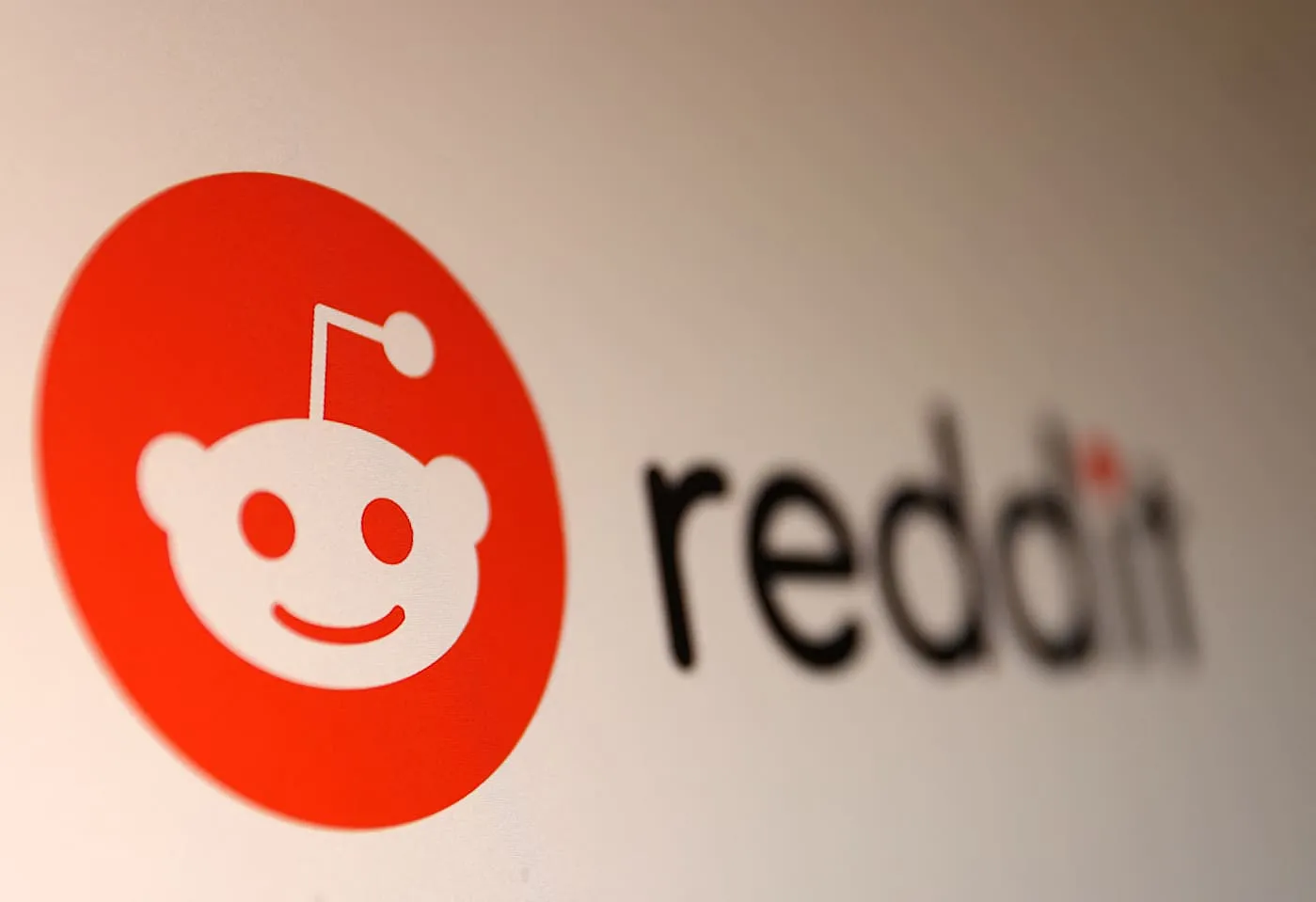 Модераторы хотят контроля над ИИ после рекомендаций Reddit Answers по героину