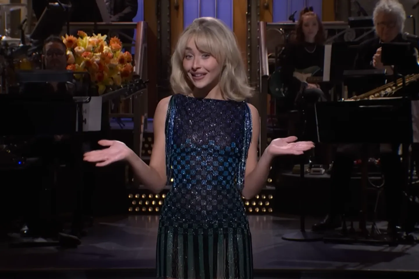 Sabrina Carpenter шутит о провокационной обложке альбома в вызывающем монологе на «SNL»