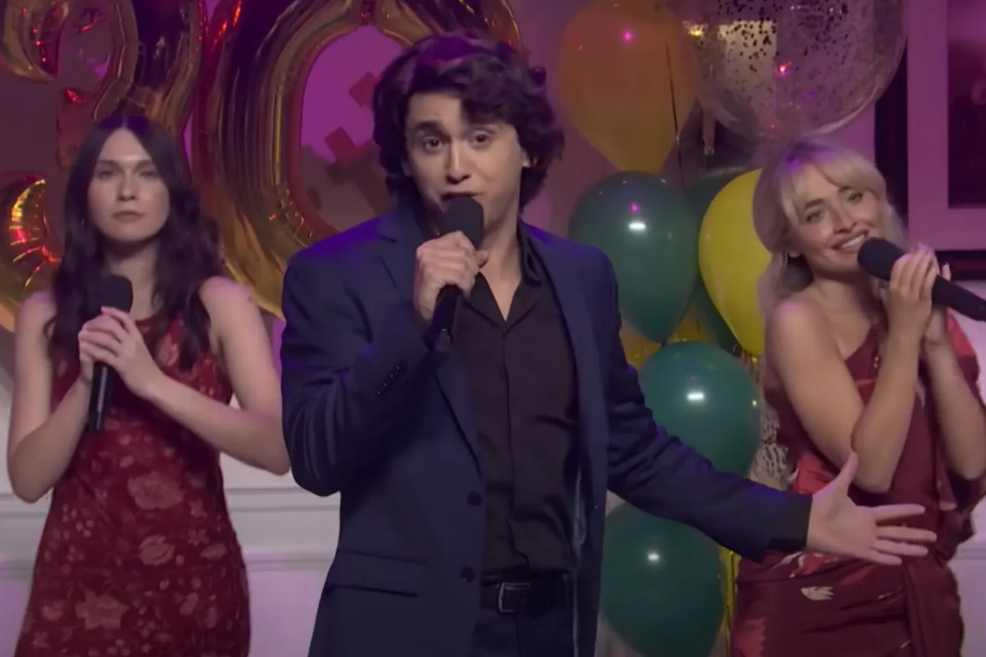 Domingo снова возвращается в SNL, а Сабрина Карпентер пародирует Тейлор Свифт