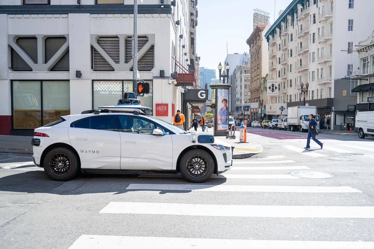 Автопилот Waymo под прицелом из-за школьного автобуса
