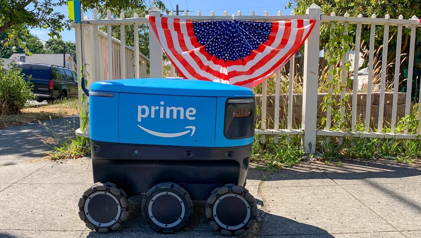 Amazon заменит 500 тысяч рабочих роботами: массовое сокращение или эволюция?

