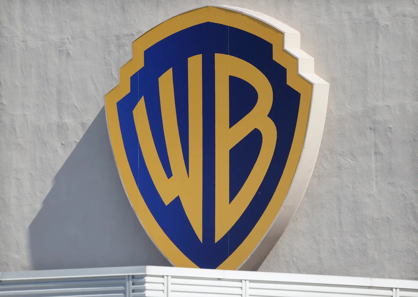 Техногиганты охотятся за Warner Bros.: Netflix, Apple и Amazon в битве за медиа-империю