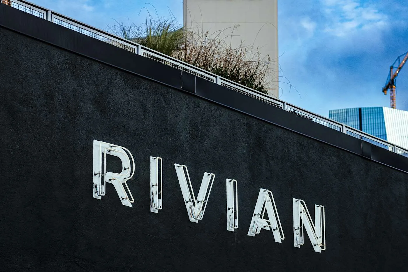 Rivian отдаёт $250 млн акционерам: хитрость или неудача?