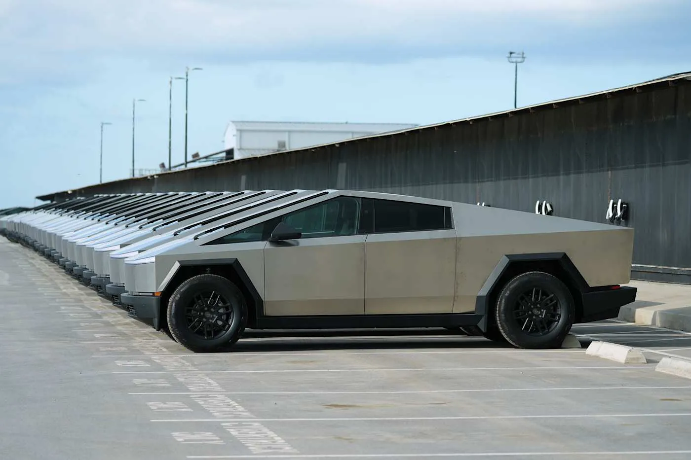 ФБР занялась «Mad Max» от Tesla: режим нарушает ПДД?