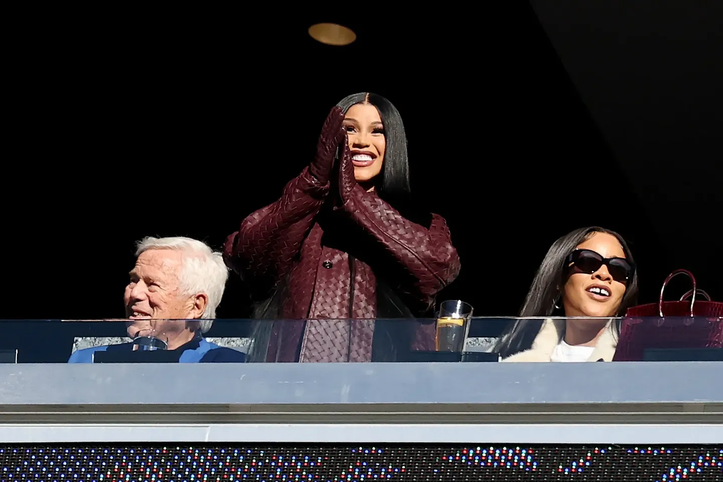 Cardi B подбадривает Диггса на матче Патриотов