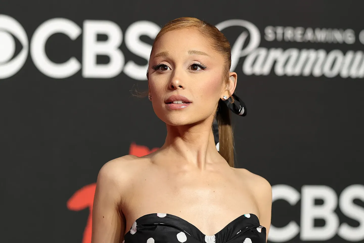 Ариана Гранде просит фанатов не желать ей опасности после пропуска премьеры 'Wicked'