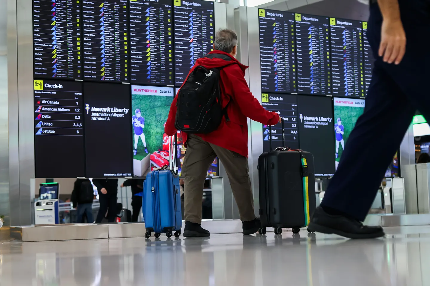 Массовые отмены рейсов: FAA сокращает полёты из-за шатдауна