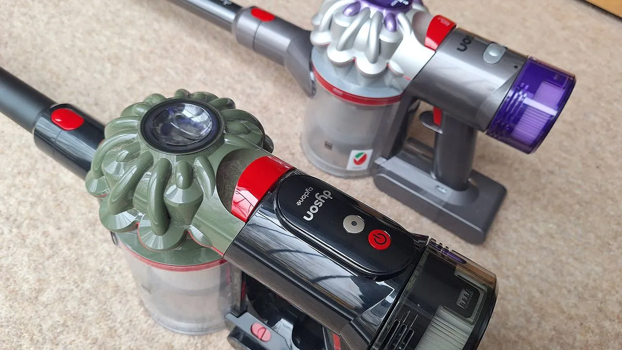 Dyson V8 Cyclone: апгрейд или развод? Битва пылесосов, которые доведут до истерики даже zen-буддиста