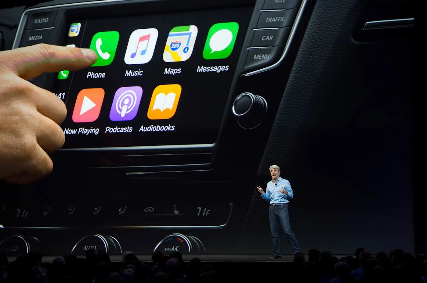 Tesla сдаётся: CarPlay скоро в электромобилях?