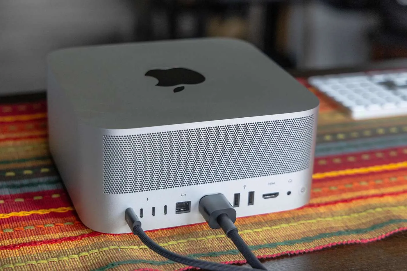 Apple объединяет Mac: macOS Tahoe 26.2 превращает ваши компьютеры в суперкомпьютер ИИ