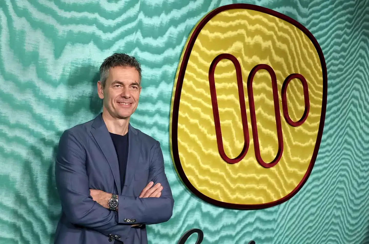 Годовой доход Warner Music Group упал на фоне роста стриминга и рекордных продаж