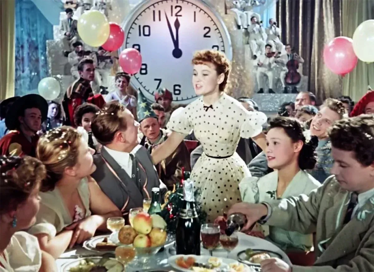 Как в советском кино отмечали Новый год: от заливной рыбы до космических гостей