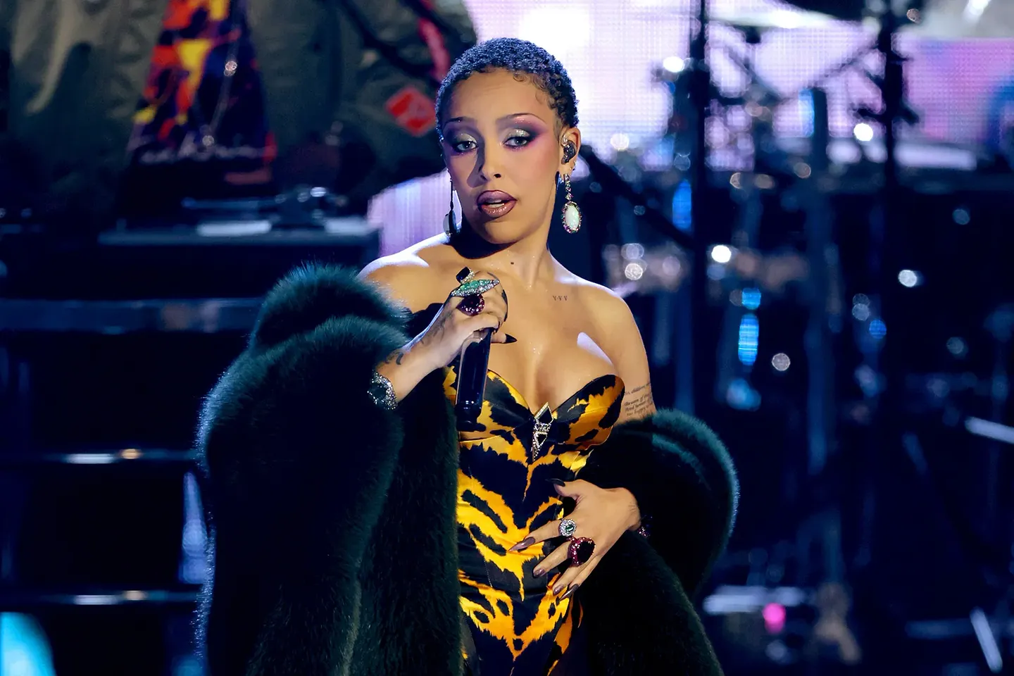 Doja Cat подарила цветок поклоннику, создавшему танец для её хита