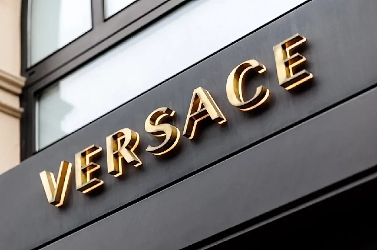 Prada поглотила Versace за 1,4 млрд $: Чьи будут стильные платья?
