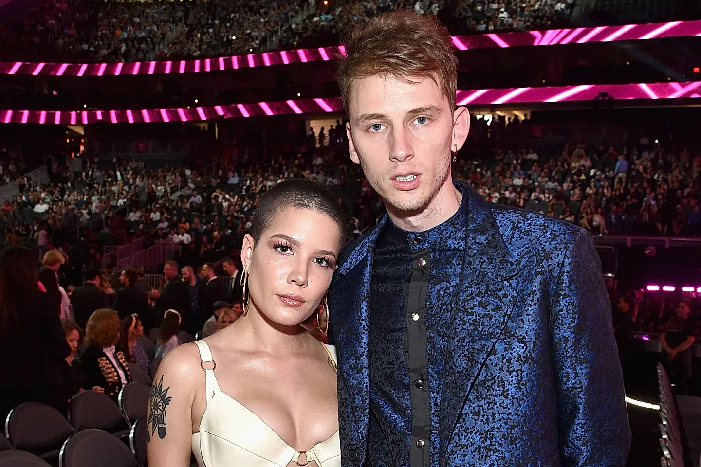 MGK устроил бурю эмоций на сцене, пригласив больную Хэлси для дуэта