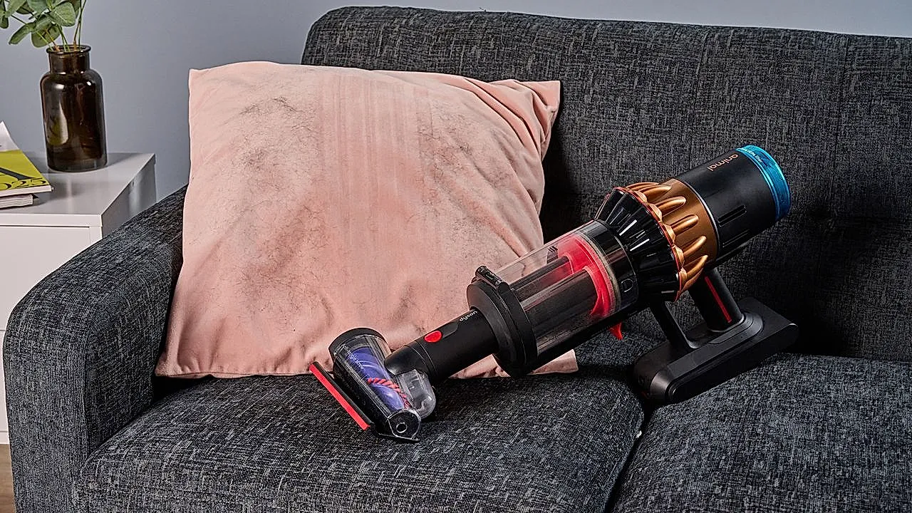 Какая марка — чемпион по борьбе с шерстью домашних животных? Тестируем насадки для пылесосов