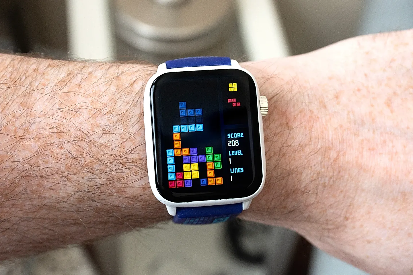 Часы играют в тетрис — но не вы