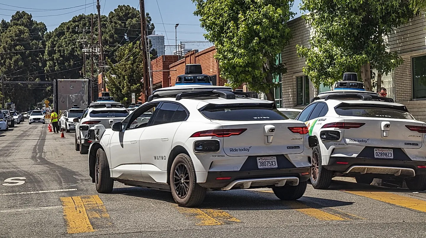 Женщина из Лос-Анджелеса нашла мужчину в багажнике беспилотного такси Waymo