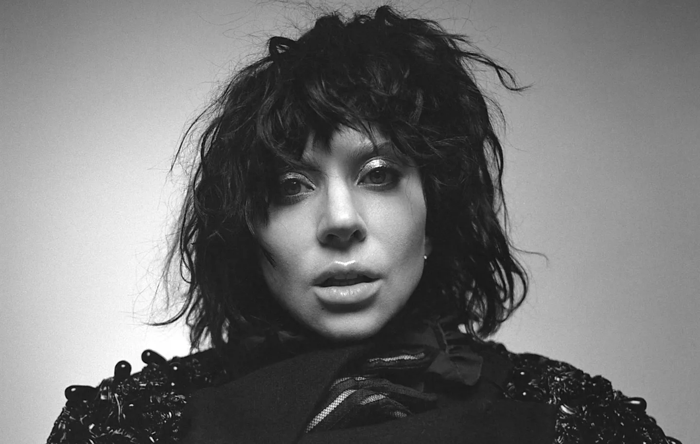 Lady Gaga останавливает концерт после падения танцора