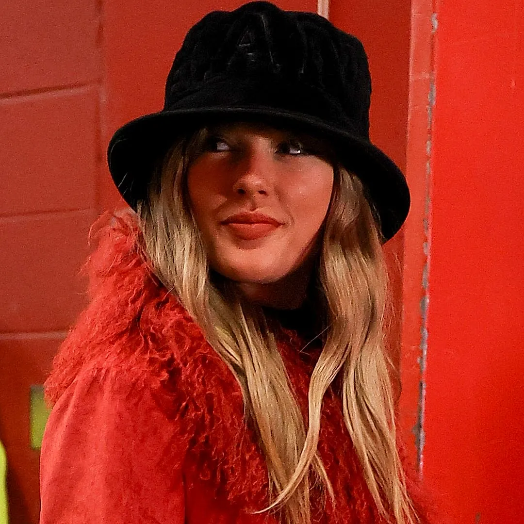 Тейлор Свифт и модный камбек на стадионе: как пальто стало главным событием футбольного матча