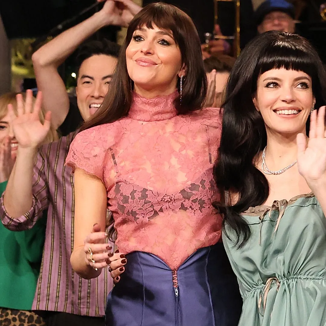 Дакота Джонсон удивила SNL модными образами.