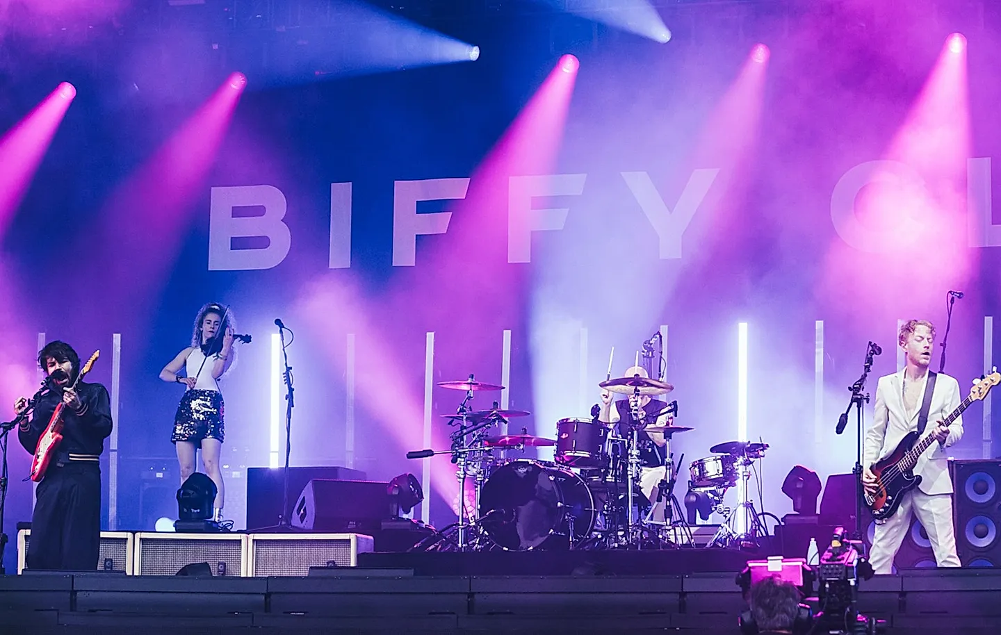 Басист Biffy Clyro покидает тур ради лечения зависимостей