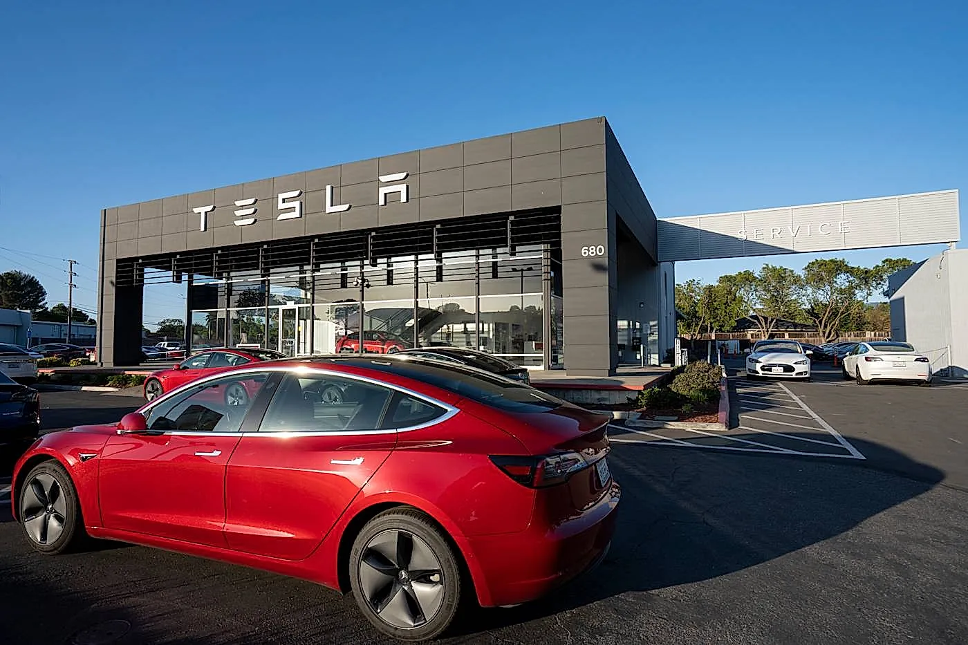 Суд: Tesla обманывала покупателей автопилотом