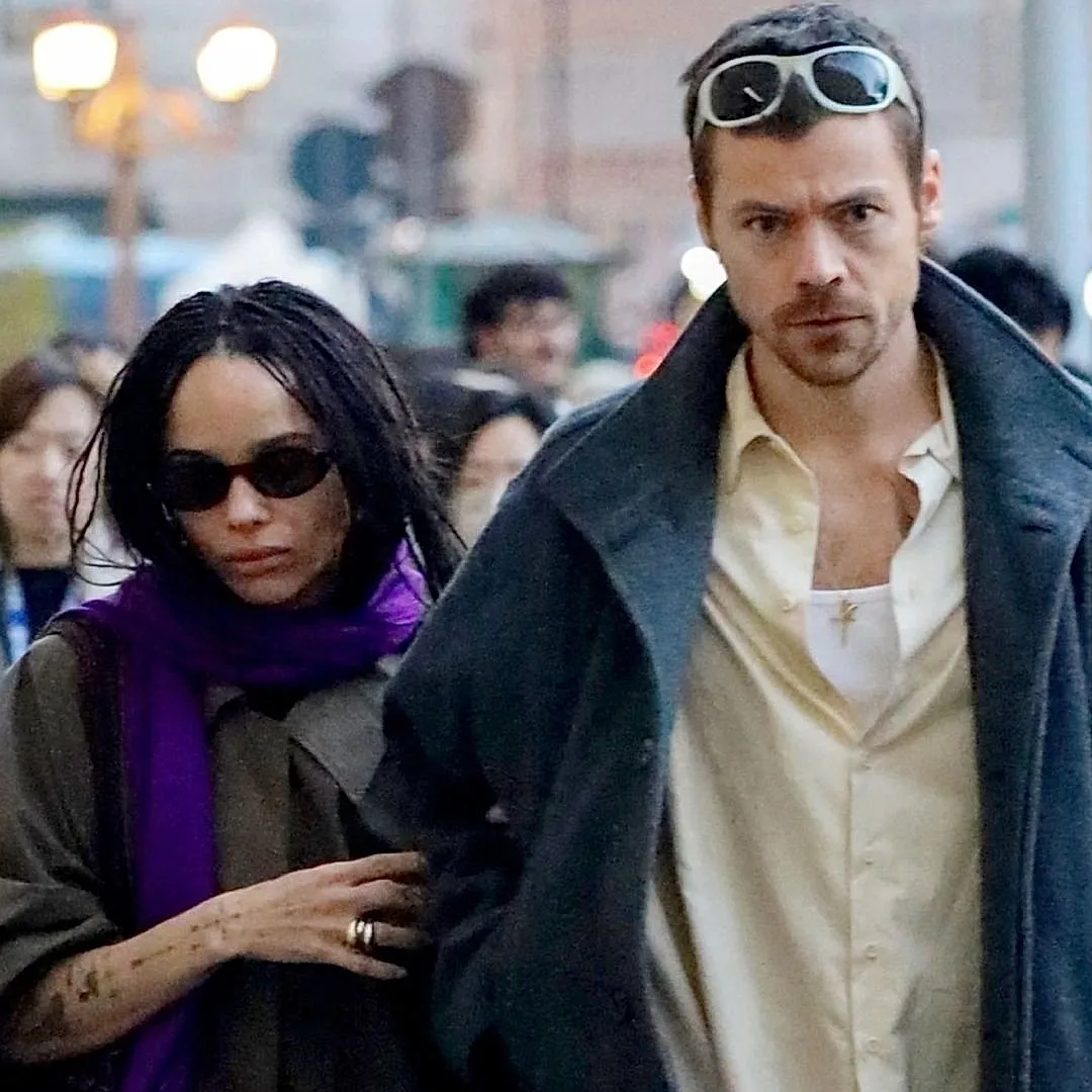 Zoë Kravitz и Harry Styles ввели новый тренд для пар — одинаково, но по-разному одетые пальто