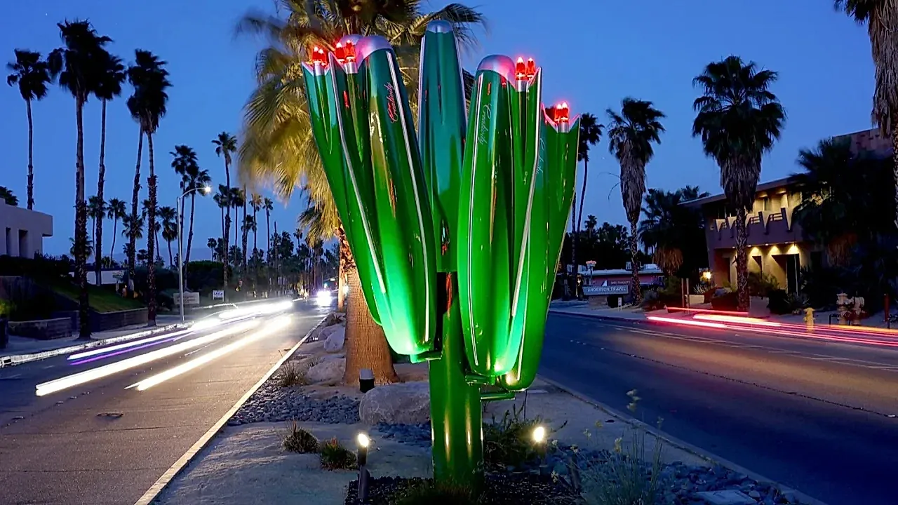 Кадиллак превращается в кактус: скульптуры из автомобилей в Калифорнии